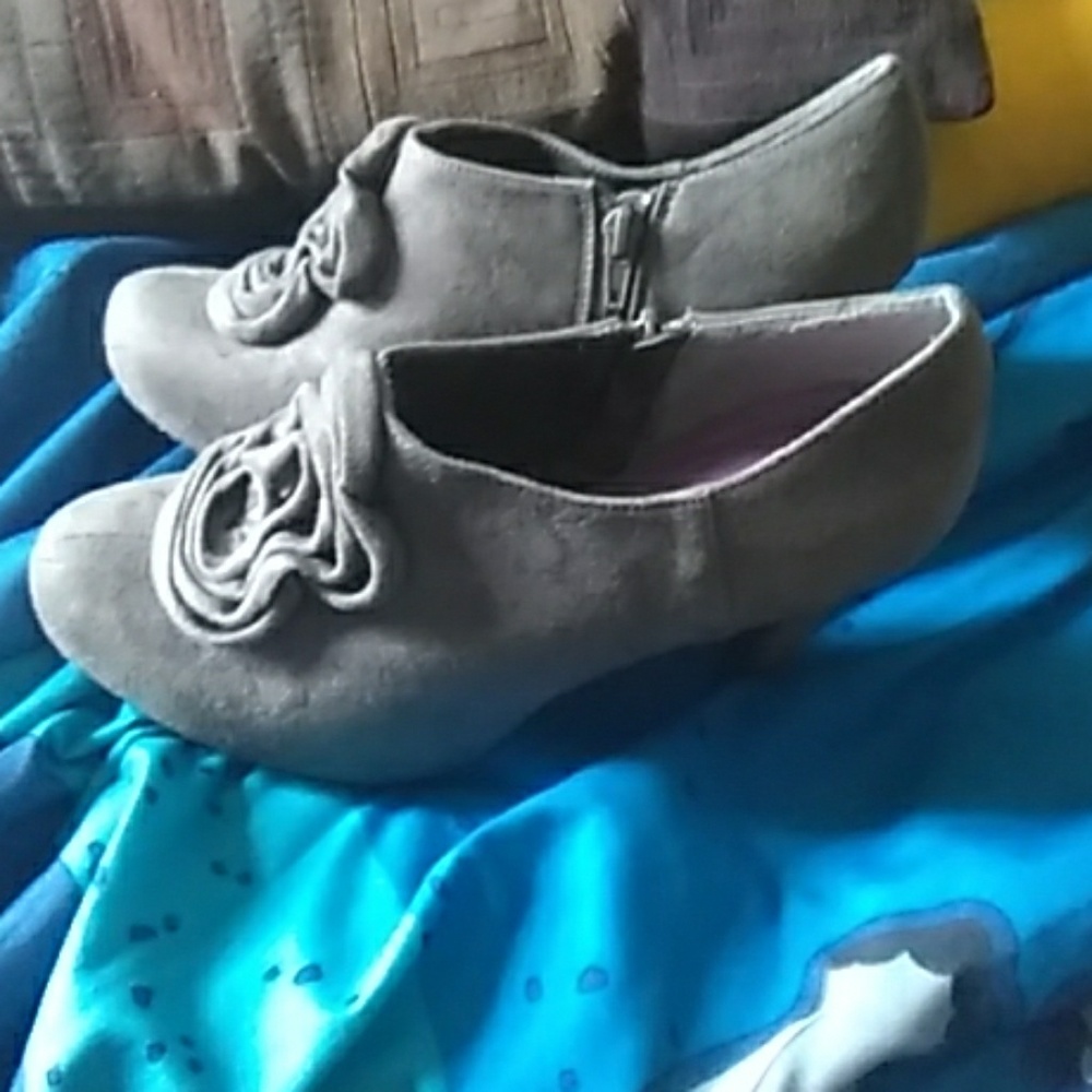 Shoes - Picture 2 of 2